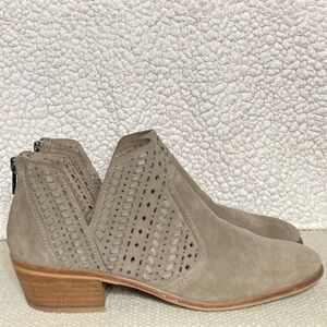 Vince Camuto Womens Taupe Prasata Suede Cutout Ankle Boots Booties SZ US 10M